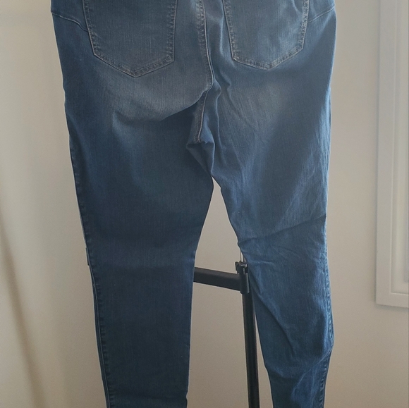 Medium wash jegging - Picture 3 of 3